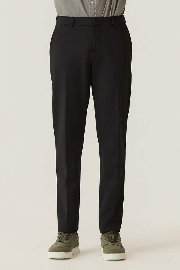 코튼 블렌드 스트레치 슬랙스 블랙 (AM0FBPS30139)는 남성용 슬랙스로, 베이직하고 클래식한 스타일을 추구하는 분들을 위한 사계절용 긴 바지입니다. 블랙 컬러의 무지 디자인으로, 출근룩, 비즈니스 캐주얼, 오피스룩 등 다양한 TPO에 적합합니다. 나일론, 면, 스판덱스 블렌드 소재로 제작되어 뻣뻣하지 않은 적절한 촉감과 뛰어난 스트레치 기능을 제공하여 편안한 착용감을 선사합니다. 레귤러핏으로 제작되었으며, 미니멀하고 시크한 스타일을 연출하기 좋습니다. 밴딩 디테일 없이 깔끔한 디자인으로, 폭넓은 상의와 매치하여 다양한 스타일을 완성할 수 있습니다.
