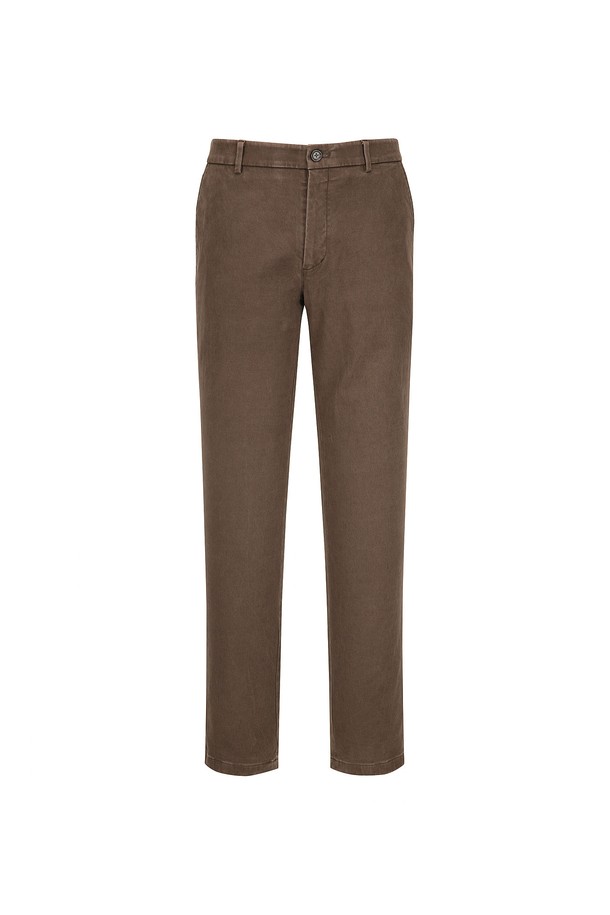 코튼 스트레치 소재의 카치온워싱 치노 팬츠입니다. 부드러운 촉감과 슬림핏으로 편안하면서도 세련된 핏을 연출합니다. 브라운 컬러의 무지 디자인으로, 베이직하고 캐주얼한 스타일을 즐기기에 좋습니다. 봄, 가을 계절에 데이트룩, 카페룩 등 다양한 TPO에 활용하기 좋으며, 캐주얼, 클래식, 미니멀 스타일을 선호하는 분들께 추천합니다. 긴 기장의 치노 팬츠로 어떤 상의와도 잘 어울립니다.

