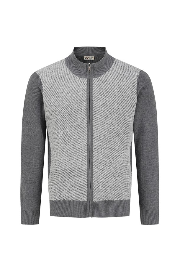 **앞판 사선조직 풀짚업 니트 M/그레이 (AM0FTSC35136)**는 남성용 상의로, 가을과 겨울에 착용하기 좋은 두꺼운 두께감의 하이넥 풀짚업 니트입니다. 부드러운 울 소재로 제작되어 편안한 촉감을 선사하며, 레귤러 핏과 긴 소매 기장으로 제작되었습니다. 베이직하고 미니멀한 스타일을 추구하며, 사선 패턴과 윙 패턴 조합으로 포인트를 더했습니다. 겨울 데일리룩 또는 출근룩에 클래식, 미니멀, 캐주얼 스타일로 활용하기 좋습니다.
