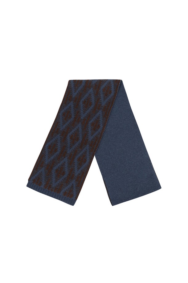 니트 멀티조직 투웨이 쁘띠 머플러 블루 (AMAFAMF40443)는 가을, 겨울철 따뜻함과 스타일을 동시에 선사하는 머플러입니다. 부드러운 촉감의 니트 소재로 제작되어 편안한 착용감을 제공하며, 베이직한 디자인으로 출근룩, 모임룩 등 다양한 TPO에 활용하기 좋습니다. 투웨이 착용이 가능하여, 클래식, 미니멀, 캐주얼 등 다양한 스타일을 연출할 수 있습니다. 패턴 무늬가 돋보이는 블루 컬러로 포인트를 더해, 데일리룩에 활력을 더해보세요. 보온 기능을 갖춰 추운 날씨에도 따뜻하게 몸을 보호해줍니다.
