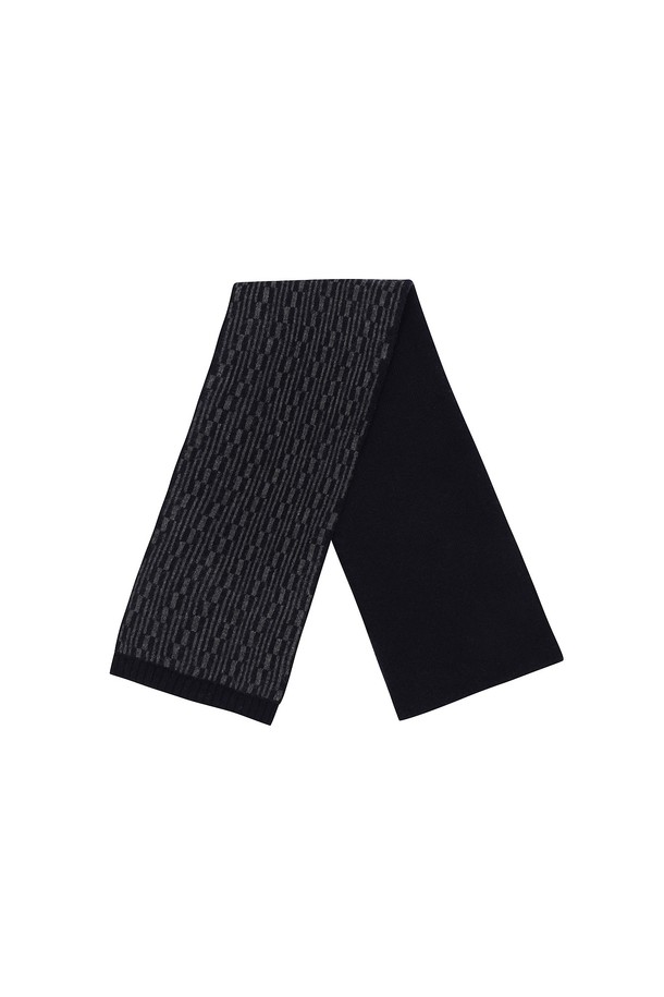 네이비 컬러의 니트 기하학 패턴 투웨이 쁘띠 머플러입니다. 캐시미어 혼방 소재로 제작되어 부드러운 촉감과 따뜻함을 선사하며, 가을과 겨울철에 활용하기 좋습니다. 쁘띠 스카프 디자인으로, 캐주얼, 클래식, 미니멀 스타일 모두에 잘 어울립니다. 두 가지 방식으로 연출하여 다양한 룩을 연출할 수 있으며, 겨울 데일리룩과 가을 나들이룩에 포인트를 더해줍니다.
