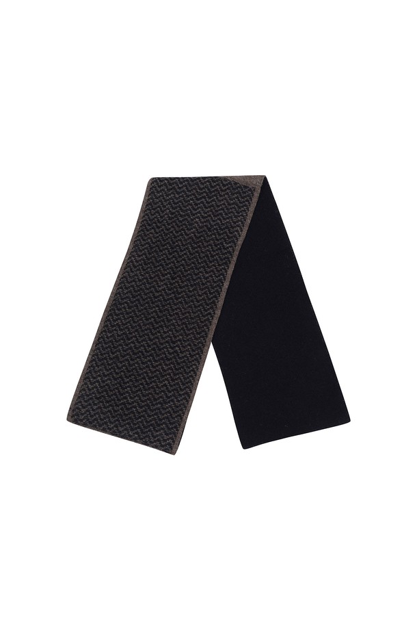 네이비 컬러의 니트 물결패턴 투웨이 쁘띠 머플러입니다. 부드러운 니트 소재로 제작되어 가을, 겨울철 따뜻하게 착용하기 좋으며, 캐주얼, 베이직 스타일을 연출하기에 적합합니다. 지그재그 투톤 패턴과 배색 디자인이 돋보이며, 얇은 두께감으로 답답함 없이 착용할 수 있습니다. 투웨이 디자인으로 다양한 스타일을 연출할 수 있으며, FREE 사이즈로 제작되었습니다. 겨울 데일리룩, 산책룩, 카페룩 등 다양한 TPO에 활용하여 미니멀하고 클래식한 분위기를 더해보세요.
