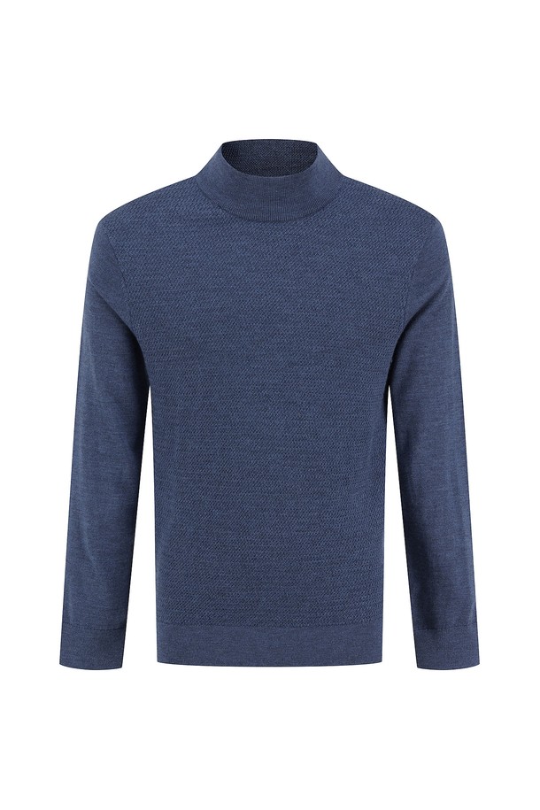 AM0FTST40243 울 100% 앞판조직 하프 터틀 니트 블루는 남성용 상의 니트/스웨터입니다. 가을, 겨울 시즌에 어울리는 두꺼운 두께감과 부드러운 촉감이 특징이며, 베이직하고 미니멀한 스타일을 연출합니다. 울 100% 소재로 제작되어 고급스러운 느낌을 주며, 레귤러핏과 긴소매, 하프넥 터틀넥 디자인으로 세련된 룩을 완성합니다. 출근룩, 비즈니스 캐주얼, 모임룩 등 다양한 TPO에 활용 가능하며, 클래식, 미니멀, 시크 스타일을 선호하는 분들께 추천합니다.
