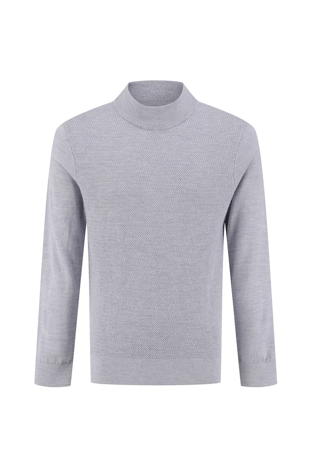 울 100% 앞판조직 하프 터틀 니트 L/그레이 (AM0FTST40232)는 가을, 겨울 시즌에 어울리는 베이직 스타일의 상의입니다. 하프 터틀넥 디자인과 긴소매로, 출근룩과 모임룩에 모두 활용 가능합니다. 레귤러핏으로 제작되었으며, 클래식, 미니멀, 캐주얼 스타일을 연출하기 좋습니다. 그레이 컬러의 무지 디자인으로 다양한 하의와 코디네이션이 용이합니다. 울 100% 소재로 제작되어 부드러운 촉감과 보온성을 제공합니다.
