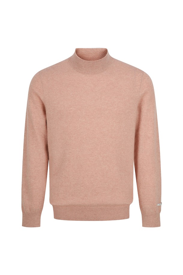 캐시미어 100% 소재의 부드러운 촉감이 돋보이는 반터틀넥 니트입니다. 톤 다운된 오렌지 컬러로 세련된 분위기를 연출하며, 가을, 겨울 시즌 데일리룩과 모임룩에 활용하기 좋습니다. 레귤러 핏으로 편안하게 착용 가능하며, 베이직한 디자인으로 다양한 스타일을 소화할 수 있습니다. 긴 소매, 얇은 두께감으로 간절기부터 겨울까지 따뜻하게 즐길 수 있습니다. 클래식, 미니멀, 캐주얼 등 어떤 스타일에도 잘 어울리는 활용도 높은 아이템입니다.
