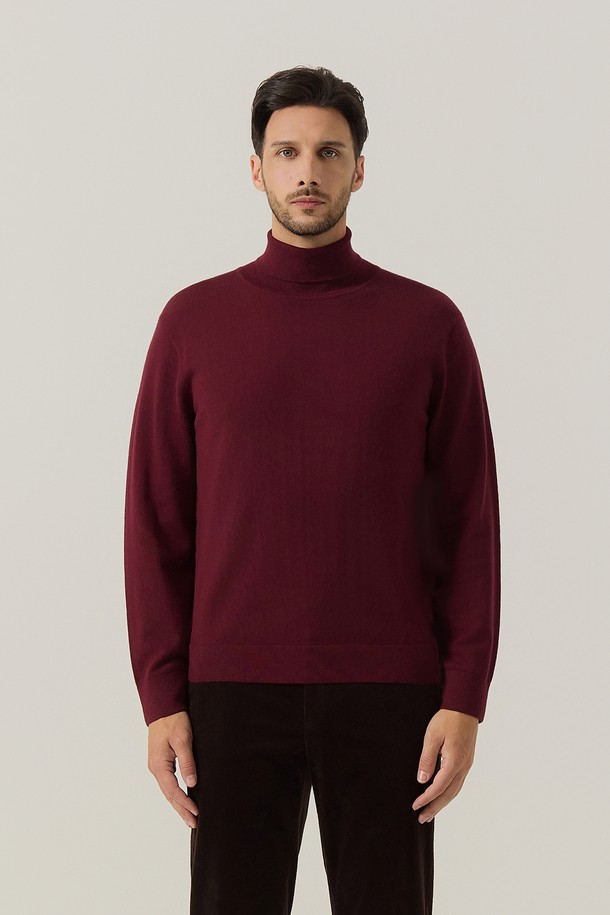 남성용 롱 터틀 울 니트 와인 (AM0FTST40379)는 가을과 겨울에 따뜻하게 착용할 수 있는 두꺼운 울 소재의 긴소매 니트입니다. 베이직하고 클래식한 무드로, 부드러운 촉감과 높은 보온성을 제공합니다. 레귤러핏으로 제작되어 편안한 착용감을 선사하며, 출근룩과 데이트룩 등 다양한 TPO에 활용 가능합니다. 미니멀, 캐주얼 스타일을 즐기는 남성분들께 추천하며, 와인 컬러의 무지 디자인이 세련된 분위기를 더합니다. 터틀넥 디자인으로 보온성을 높였습니다.
