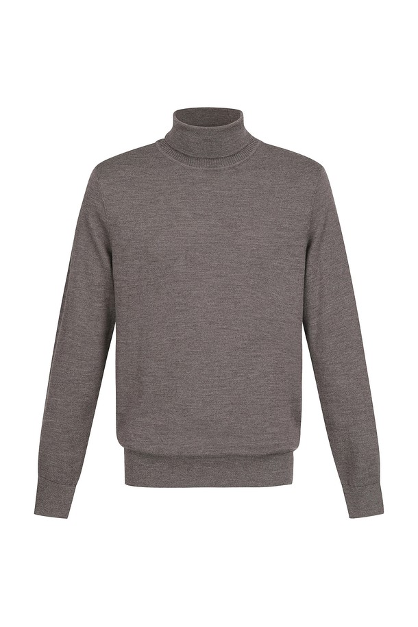 **상품명:** 롱 터틀 울 니트 브라운 (AM0FTST40357)

부드러운 울 소재로 제작되어 따뜻하고 포근한 착용감을 선사하는 롱 터틀넥 니트입니다. 베이직한 디자인과 브라운 컬러로, 가을, 겨울철 다양한 스타일 연출에 활용하기 좋습니다. 롱 기장과 레귤러 핏으로 편안한 착용감을 제공하며, 클래식, 미니멀, 캐주얼 룩에 모두 잘 어울립니다. 긴 소매와 터틀넥 디자인으로 보온성을 높여 추운 날씨에도 따뜻하게 입을 수 있습니다. 무지 패턴으로 어떤 하의와도 매치하기 쉬워 활용도가 높습니다.
