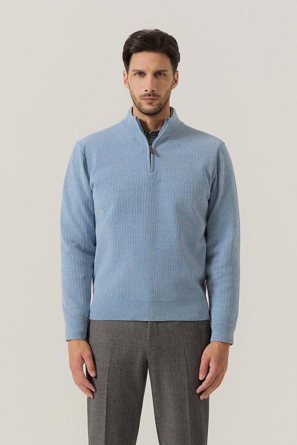 부드러운 셔닐 소재와 융본딩 안감으로 따뜻함을 더한 남성용 셔닐 융본딩 반짚업 니트입니다. 베이직한 디자인에 레귤러 핏으로 제작되어 출근룩이나 비즈니스 캐주얼 스타일에도 잘 어울립니다. 가을, 겨울 시즌에 활용하기 좋으며, 클래식, 미니멀, 캐주얼 등 다양한 스타일을 연출할 수 있습니다. 블루 컬러와 긴 소매, 반짚업 네크라인이 특징이며, 무지 패턴으로 깔끔함을 더했습니다. AM0FTSE45141 제품으로, 편안한 착용감을 선사합니다.
