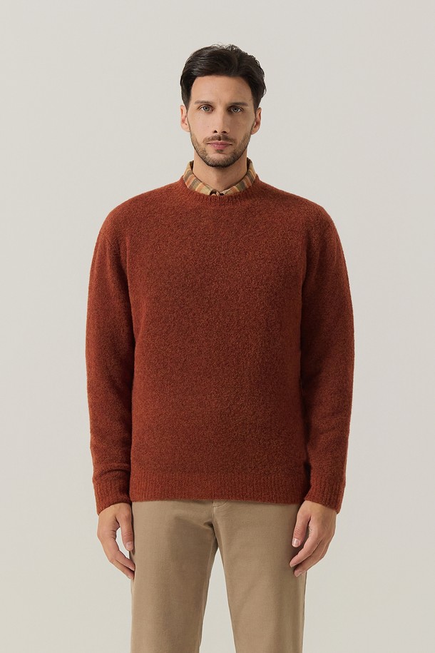 알파카 울 혼방 라운드 니트 D/오렌지(AM0FTSR45367)는 부드러운 촉감의 남성용 니트 스웨터입니다. 가을, 겨울 시즌에 어울리는 두꺼운 두께감으로, 베이직하고 미니멀한 스타일을 연출합니다. 라운드넥과 레귤러핏 디자인으로 편안한 착용감을 선사하며, 출근룩이나 데이트룩과 같은 TPO에 적합합니다. 알파카와 울 혼방 소재로 제작되어 보온성이 뛰어나고, 무지 디자인으로 다양한 스타일과 매치하기 좋습니다. 미니멀, 클래식, 캐주얼 스타일을 즐기는 남성분들께 추천합니다.
