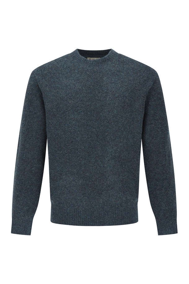 알파카 울 혼방 라운드 니트 D/블루 (AM0FTSR45345)는 가을, 겨울 시즌에 어울리는 남성용 라운드넥 니트입니다. 부드러운 촉감의 알파카와 울 혼방 소재로 제작되어 포근함을 선사하며, 레귤러핏 디자인으로 편안한 착용감을 제공합니다. 다크블루 컬러와 무지 패턴이 어우러져 베이직하면서도 세련된 스타일을 연출하며, 출근룩 및 비즈니스 캐주얼, 클래식, 미니멀, 캐주얼 스타일 모두에 잘 어울립니다. 두꺼운 두께감과 긴 소매 기장으로 보온성을 높였습니다.
