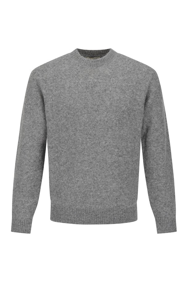 알파카 울 혼방 라운드 니트 그레이 (AM0FTSR45334)는 부드러운 촉감의 알파카와 울 혼방 소재로 제작되어 가을과 겨울에 따뜻하게 착용하기 좋습니다. 미니멀하고 베이직한 스타일의 라운드넥 니트로, 레귤러 핏과 긴소매 디자인으로 편안한 착용감을 선사합니다. 무지 패턴의 그레이 컬러로 어떤 룩에도 쉽게 매치할 수 있으며, 출근룩이나 모임룩 등 다양한 TPO에 활용 가능합니다. 클래식, 미니멀, 캐주얼 스타일을 즐겨 입는 분들께 추천하는 두꺼운 두께감의 니트입니다.
