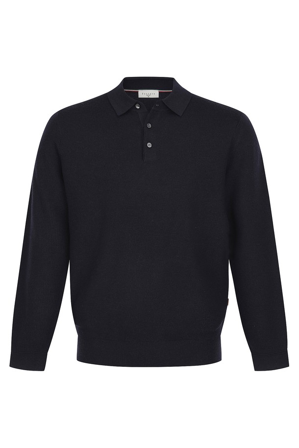 네이비 색상의 울(wool) 100% 소재로 제작된 앞판 조직 티에리 니트입니다. 가을과 겨울, 두 계절에 걸쳐 활용하기 좋은 두께감의 라운드넥 긴소매 니트입니다. 베이직한 디자인으로 출근룩, 비즈니스 캐주얼 등 다양한 TPO에 매치하기 용이합니다. 레귤러핏으로 제작되어 편안한 착용감을 선사하며, 클래식, 미니멀, 캐주얼 등 폭넓은 스타일을 소화합니다. 부드러운 촉감과 무지 패턴으로, 어떤 룩에도 자연스럽게 녹아듭니다.
