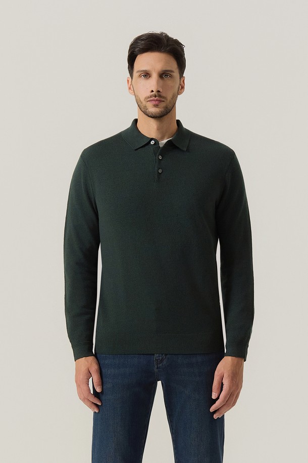 울 100% 앞판 조직 티에리 니트 그린 (AM0FTSY40222)은 가을과 겨울, 당신의 스타일을 책임질 남성용 폴로넥 니트입니다. 베이직하고 클래식한 무드를 살린 레귤러핏 디자인으로, 출근룩, 비즈니스 캐주얼, 모임룩 등 다양한 TPO에 활용할 수 있습니다. 부드러운 촉감의 울 100% 소재로 제작되어 따뜻함과 편안함을 동시에 선사하며, 두꺼운 두께감으로 겨울철에도 든든하게 착용 가능합니다. 긴 소매와 무지 패턴이 어떠한 스타일에도 잘 어울리는 미니멀하고 클래식한 매력을 더합니다.
