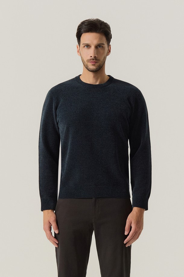 **셔닐 라운드 니트 D/그린 (AMSFTSR40123)**

부드러운 셔닐 소재로 제작되어 포근한 착용감을 선사하는 남성용 라운드넥 니트입니다. 다크 그린 컬러의 무지 디자인으로 미니멀하고 클래식한 스타일을 연출합니다. 가을, 겨울 시즌에 적합하며, 두꺼운 두께감과 보온성으로 따뜻하게 착용할 수 있습니다. 레귤러핏으로 제작되어 편안한 활동성을 제공하며, 일상복으로 활용하기 좋습니다. 긴 소매 기장으로 답답함 없이 안정감 있는 핏을 선사합니다.
