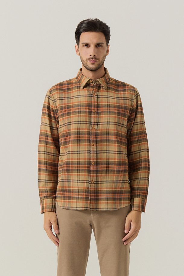 플란넬 오렌지 체크 셔츠(AM0FTWB45366)는 캐주얼 스타일을 위한 남성 셔츠입니다. 가을과 겨울에 어울리는 두꺼운 두께감과 부드러운 촉감의 플란넬 소재로 제작되어 따뜻한 착용감을 선사합니다. 오렌지 컬러의 체크 패턴이 돋보이며, 레귤러핏과 긴소매 디자인으로 일상, 출근룩, 모임룩 등 다양한 TPO에 활용 가능합니다. 카라 넥 라인으로 클래식하고 미니멀한 스타일 연출에도 용이합니다.
