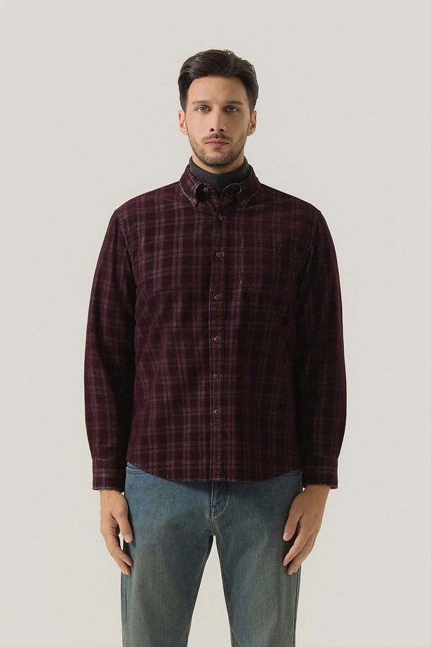 따뜻하고 부드러운 코듀로이 소재의 체크 패턴 셔츠입니다. 가을, 겨울 시즌에 어울리는 두꺼운 두께감으로 포근하게 착용할 수 있습니다. 와인 컬러의 체크 패턴이 캐주얼하면서도 베이직한 무드를 연출합니다. 레귤러핏과 카라넥 디자인으로, 출근룩이나 데이트룩 등 다양한 TPO에 활용 가능합니다. 긴 소매 기장으로 보온성을 높였으며, 부드러운 촉감이 특징입니다.
