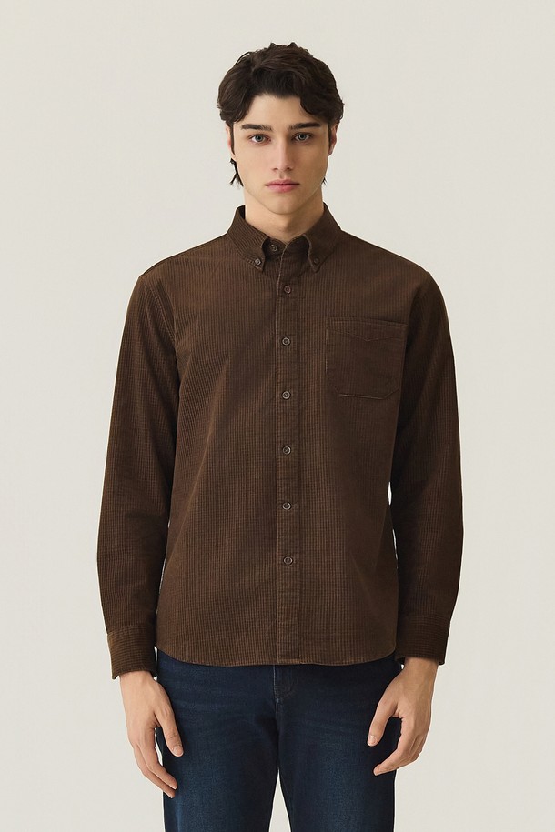 **투톤 코듀로이 스트레치 셔츠 브라운 (AM0FTWB45157)**

가을과 겨울, 당신의 품격을 더해줄 남성용 투톤 코듀로이 셔츠입니다. 부드러운 촉감의 코듀로이 소재에 스트레치 기능이 더해져 편안한 착용감을 선사합니다. 차이나칼라와 레귤러핏 디자인으로 제작되었으며, 캐주얼, 클래식, 미니멀 스타일을 소화하기 좋습니다. 출근룩 또는 비즈니스 캐주얼로 활용하여 세련된 분위기를 연출해보세요. 톤 다운된 브라운 컬러가 어떤 스타일에도 은은하게 녹아듭니다.
