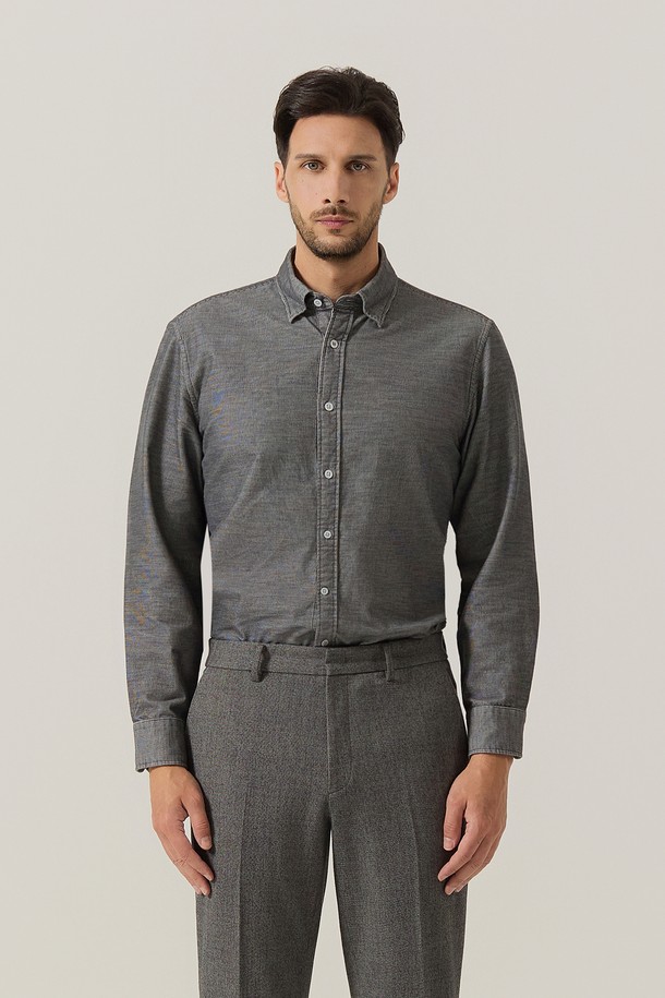 다크그레이 컬러의 투톤 멜란지 셔츠입니다. 남성용 셔츠로, 봄, 가을에 착용하기 좋으며 베이직한 스타일을 연출합니다. 레귤러핏에 긴 소매 기장, 카라 네크라인으로 제작되었습니다. 출근룩과 비즈니스 캐주얼에 적합하며, 클래식, 미니멀, 캐주얼 스타일을 모두 소화할 수 있습니다. 멜란지 패턴의 투톤 디자인이 특징입니다.
