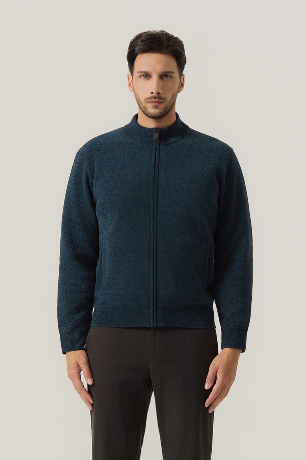 다크 그린 컬러의 융본딩 셔닐 풀짚업 가디건 (AMSFTSC40123)입니다. 부드러운 셔닐 소재에 융본딩 안감을 더해 보온성을 높였으며, 두꺼운 두께감으로 가을, 겨울 시즌에 따뜻하게 착용하기 좋습니다. 하이넥 디자인과 레귤러핏으로 제작되어 베이직하면서도 클래식, 미니멀, 캐주얼 스타일을 모두 소화할 수 있습니다. 지퍼 여밈 방식으로 편안하게 착용 가능하며, 출근룩이나 데이트룩 등 다양한 TPO에 활용할 수 있습니다. 긴소매 기장으로 어떤 스타일에도 잘 어울리는 활용도 높은 아이템입니다.
