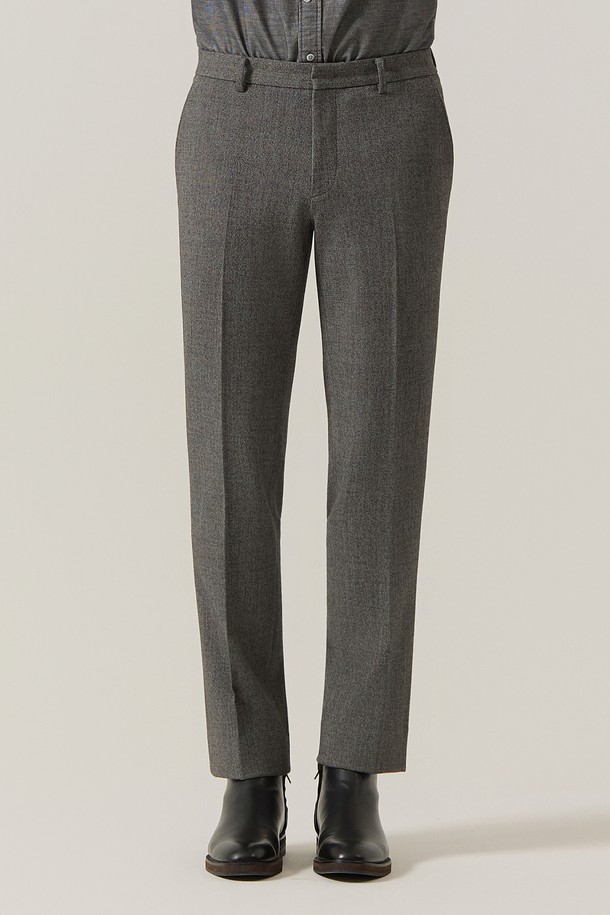 울라이크 스트레치 기모 슬랙스 팬츠 그레이 (AM0FBPS40234)는 가을, 겨울 시즌에 착용하기 좋은 남성용 슬랙스입니다. 베이직하고 클래식한 스타일로, 출근룩, 비즈니스 캐주얼, 모임룩에 적합합니다. 레귤러핏 스트레이트 핏으로 제작되었으며, 겉감은 부드러운 촉감의 기모 소재로, 안감 또한 기모 처리되어 보온성을 높였습니다. 무지 디자인에 긴 기장으로, 미니멀, 캐주얼 스타일을 연출하기 좋습니다. 신축성이 있어 편안한 착용감을 제공합니다.
