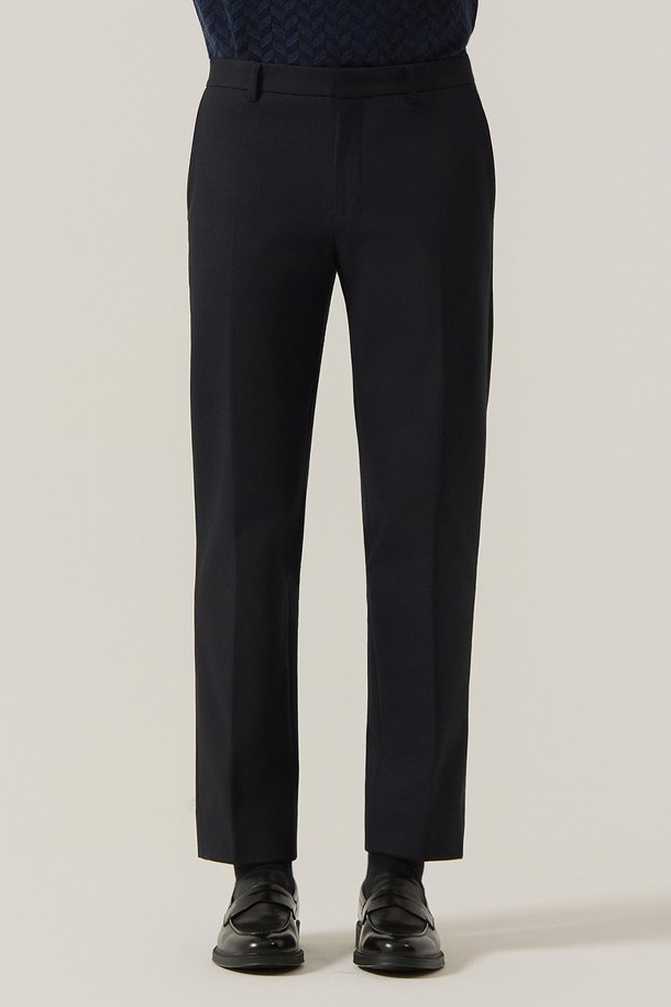 네이비 컬러의 투톤 프린트 디자인이 돋보이는 남성용 울라이크 슬랙스 팬츠입니다. 가을과 겨울에 착용하기 좋은 두꺼운 두께감으로, 부드러운 촉감이 특징입니다. 클래식하고 베이직한 스타일로, 레귤러핏으로 제작되어 편안한 착용감을 선사합니다. 오피스룩, 비즈니스 캐주얼, 출근룩 등 다양한 TPO에 활용하기 좋으며, 미니멀하고 시크한 스타일을 연출하기에 적합합니다. 울라이크 소재 특유의 고급스러운 분위기를 자아내며, 투톤 프린트 디자인이 세련된 포인트를 더합니다.
