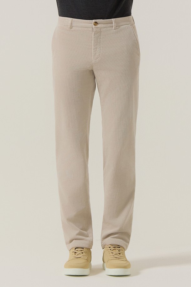 **코듀로이 발열 슬림핏 기모 팬츠 L/그레이 (AM0FBPC45432)**는 부드러운 촉감의 코듀로이 소재로 제작되어 가을과 겨울철에 따뜻하게 입을 수 있는 남성용 긴바지입니다. 베이직하고 캐주얼한 스타일로, 슬림핏 디자인이 돋보이며, 안감 기모 처리로 보온성을 높였습니다. 발열 기능이 더해져 추운 날씨에도 쾌적하게 착용 가능하며, 출근룩이나 비즈니스 캐주얼에도 잘 어울립니다. 클래식, 미니멀 스타일을 선호하는 분들께 추천합니다.
