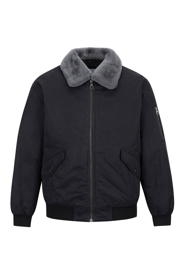 MA-1 구스다운 점퍼 블랙 (AM0FOJO45339)는 한겨울 추위를 완벽하게 막아줄 남성용 아우터입니다. 밀리터리 스타일과 캐주얼 무드를 동시에 느낄 수 있으며, 무지 패턴의 블랙 컬러로 어떤 옷에도 쉽게 매치할 수 있습니다. 오버핏 디자인에 탈착 가능한 양털 카라가 있어 더욱 따뜻하고 스타일리시하게 연출 가능합니다. 구스다운 80:20 충전재와 두꺼운 두께, 긴 소매 기장으로 보온성을 극대화했으며, 출근룩이나 연말 모임룩 등 다양한 TPO에 활용 가능합니다.
