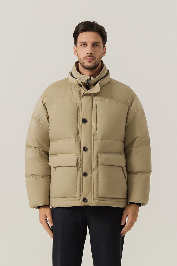 "퀼팅 아카이브테크 점퍼 L/베이지 (AM0FOAO45151)"는 캐주얼, 미니멀, 클래식 스타일을 아우르는 남성용 퀼팅 점퍼입니다. 립스탑 소재에 두꺼운 두께감으로 보온성을 높였으며, 가벼운 촉감으로 편안한 착용감을 제공합니다. 레귤러 기장의 오버핏 디자인으로, 버튼 여밈 방식과 긴 소매가 특징입니다. 내장된 바람막이 후드와 머스코비 다운 충전재로 방풍 기능과 보온성을 극대화하여 겨울철에도 따뜻하게 착용할 수 있습니다. 베이지 컬러의 퀼팅 디테일이 돋보이는 데일리 아우터입니다.
