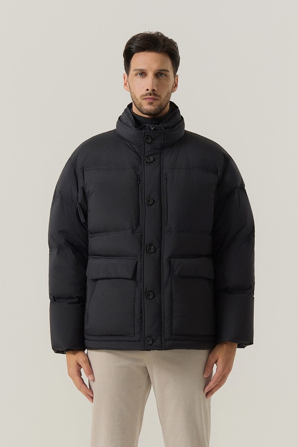 **퀼팅 아카이브테크 점퍼 차콜 (AM0FOAO45138)**는 겨울철 남성 캐주얼 스타일을 위한 필수 아이템입니다. 립스탑 소재를 사용하여 가볍지만 두꺼운 두께감으로 뛰어난 보온성을 제공하며, 머스크비 다운 충전재가 내장되어 더욱 따뜻합니다. 차콜 컬러의 오버핏 디자인에 퀼팅 패턴이 돋보이며, 버튼 여밈 방식으로 편안하게 착용할 수 있습니다. 방풍 기능과 내장된 바람막이 후드로 변덕스러운 날씨에도 끄떡없으며, 일상생활에서 미니멀, 고프코어 스타일을 연출하기 좋습니다.
