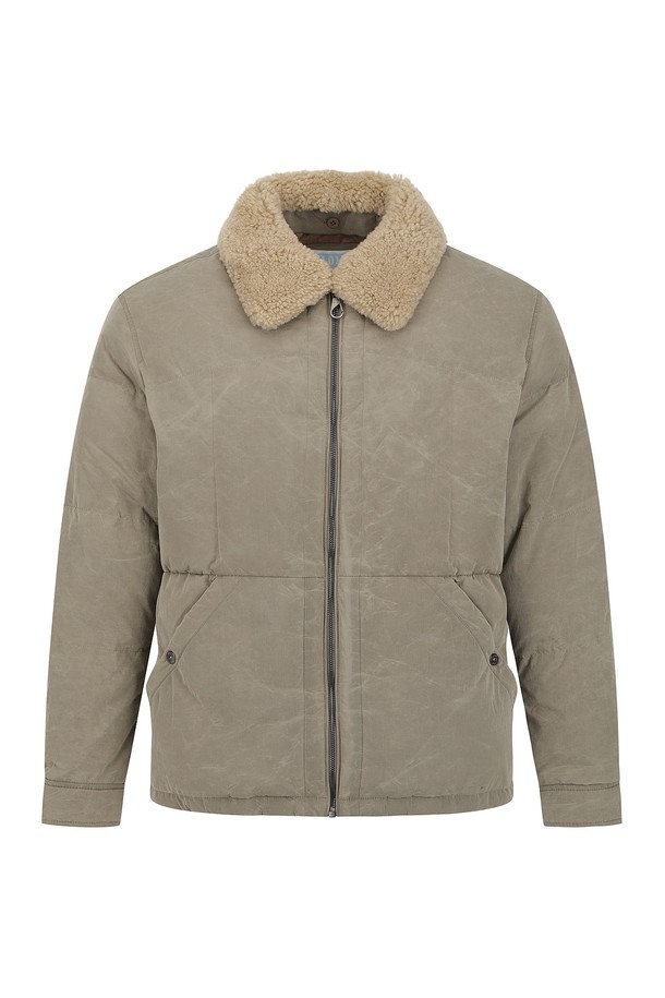 피그 왁스 워싱 다운 점퍼 D/베이지는 남성용 아우터 점퍼입니다. 겨울철 추위를 막아주는 두꺼운 두께감의 다운 코트 타입으로, 일상 및 캠핑룩에 잘 어울립니다. 빈티지한 스타일을 연출하며, 바이오 워싱과 크랙 텍스처, 피그먼트 염색 기법을 사용하여 독특한 워싱 무늬를 표현했습니다. 오버핏으로 제작되어 편안한 착용감을 선사하며, 집업 스타일로 간편하게 입고 벗을 수 있습니다. 긴 소매 기장의 레귤러 기장 점퍼입니다.
