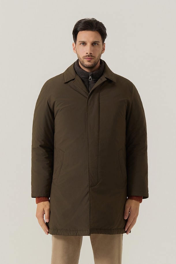 3WAY 파일럿 코트 D/카키(AM0FOCO45127)는 남성용 아우터로, 다크 카키 색상의 캐주얼하고 밀리터리 스타일을 연출합니다. 겨울철 보온성을 책임지는 두꺼운 두께의 무지 패턴 코트로, 오버핏으로 제작되었습니다. 나일론과 울 소재로 제작되어 3WAY 기능(구스다운 충전재 사용, 내피 분리 가능)을 갖춰 실용성을 높였습니다. 출근룩과 같은 TPO는 물론, 캐주얼, 클래식, 미니멀 스타일 모두 소화 가능한 활용도 높은 아이템입니다.
