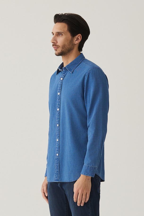 인디고 셔츠 블루 (AM0FTWB15243)는 부드러운 촉감의 면 소재로 제작되어 봄, 여름, 가을 계절에 착용하기 좋은 긴소매 셔츠입니다. 캐주얼하고 베이직한 스타일로, 데이트룩이나 카페룩에 잘 어울리며 루즈핏과 카라 디자인으로 편안함을 더했습니다. 인디고 염색과 데님워싱 가공, 도비 원단으로 은은한 텍스처를 살린 무지 셔츠입니다.
