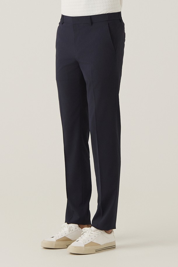 네이비 컬러의 컴포트핏 투톤조직 슬랙스입니다. 주름 방지 기능과 부드러운 촉감의 폴리에스테르, 나일론 혼방 소재로 제작되어 편안한 착용감을 선사합니다. 출근룩, 비즈니스 캐주얼은 물론, 미니멀하고 클래식한 스타일 연출에도 용이한 사계절용 슬랙스입니다.
