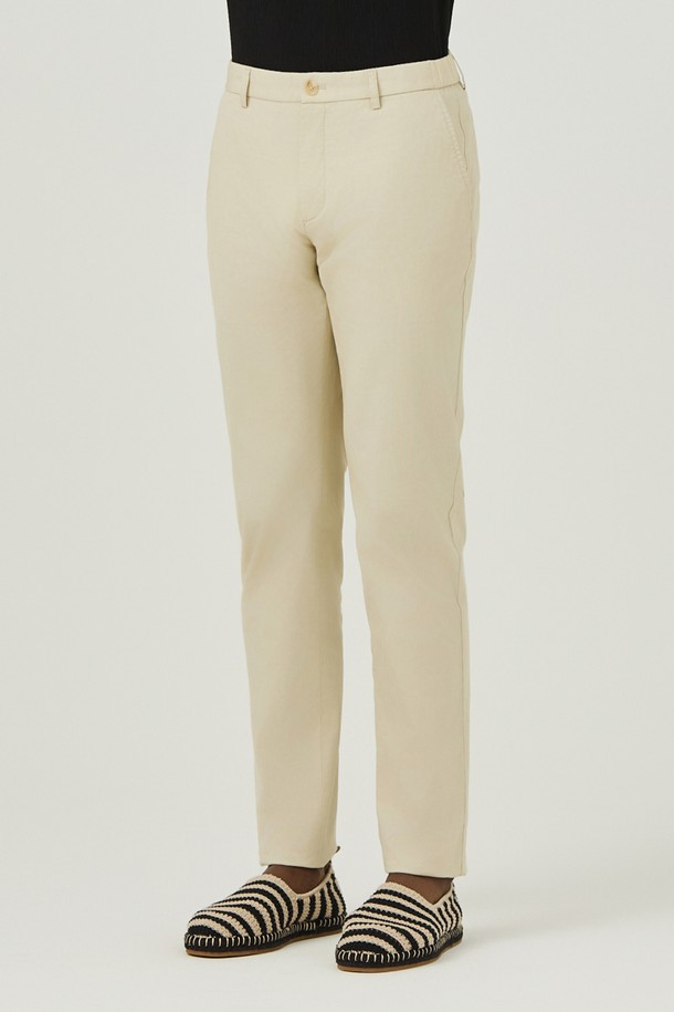 부드러운 면스판 소재와 마이크로 도비 워싱 가공으로 제작된 남성용 긴바지입니다. 베이직하고 캐주얼한 스타일로, 봄, 여름, 가을 계절에 활용하기 좋은 레귤러핏의 얇은 두께 팬츠입니다. 데이트룩, 카페룩 등의 TPO에 맞춰 미니멀, 클래식한 스타일을 연출할 수 있는 베이지 컬러의 치노팬츠입니다.
