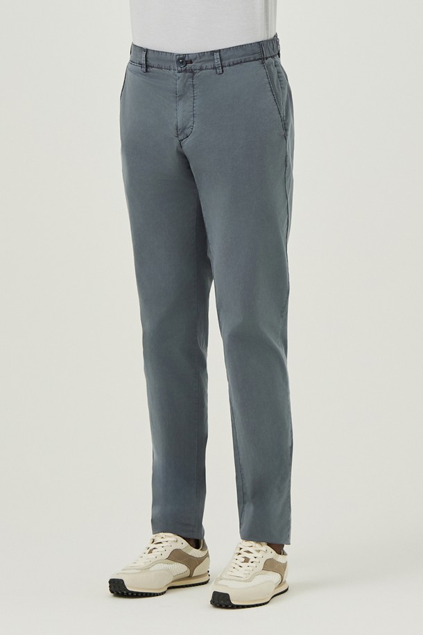 AM0FBPC25243 슬림핏 면스판 다잉 팬츠는 캐주얼과 미니멀 스타일을 추구하는 남성을 위한 사계절용 슬림핏 긴 바지입니다. 부드러운 촉감의 면스판 소재에 가먼트 다잉 공법을 적용하여 자연스러운 블루 컬러와 독특한 패턴을 연출하며, 신축성 있는 소재로 편안한 착용감을 제공합니다. 데이트룩, 출근룩 등 다양한 TPO에 활용 가능하며, 커스텀 길이 조절이 가능하여 완벽한 핏을 선사합니다.
