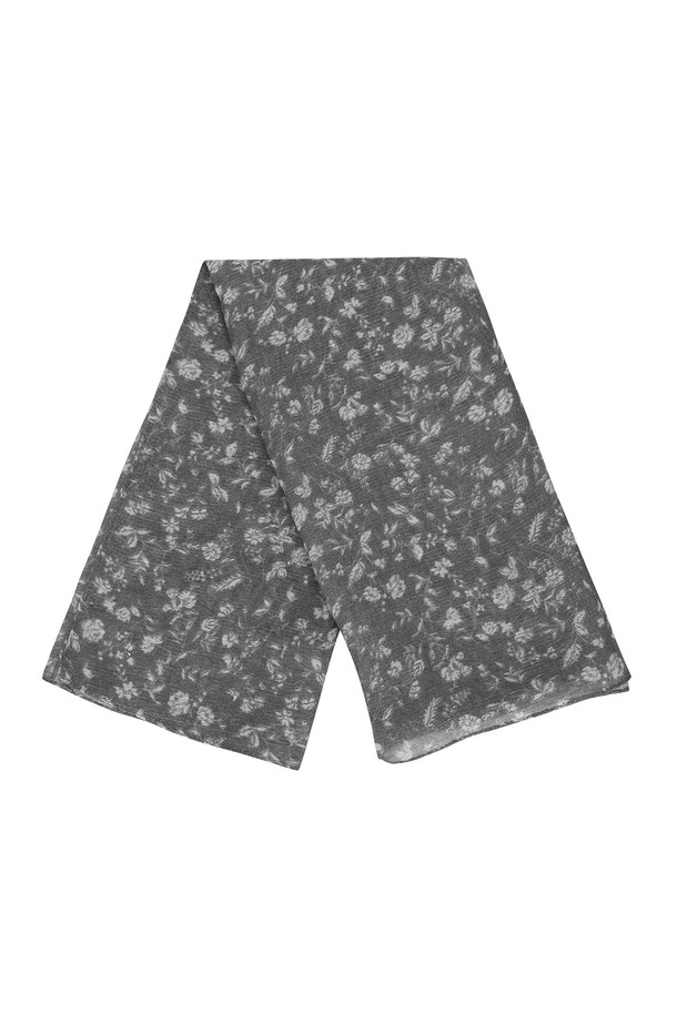 플라워 패턴이 돋보이는 쁘띠 스카프입니다. 여성스러운 그레이 컬러로, 봄, 가을 데이트룩, 카페룩 등 다양한 스타일에 클래식하고 미니멀하게 매치하기 좋습니다. FREE 사이즈로 제작되어 누구나 부담 없이 착용 가능하며, 로맨틱한 분위기를 더해줍니다.
