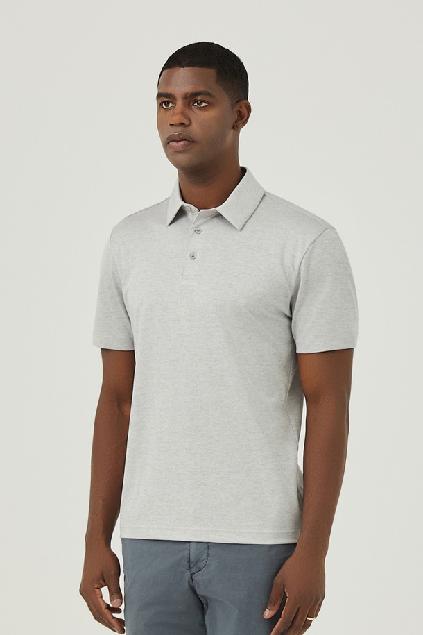 RCP Y카라 티셔츠 L/그레이는 남성용 티셔츠로, 부드러운 촉감과 시원한 착용감을 제공합니다. 봄, 여름 시즌에 적합하며, 레귤러핏에 V넥 디자인, 얇은 두께의 베이직하고 캐주얼한 스타일을 연출합니다. 저지 소재의 반소매 무지 티셔츠로, 동네 마실룩이나 여행룩에 미니멀, 클래식하게 코디하기 좋습니다. 평소보다 한 사이즈 크게 구매하시는 것을 권장합니다.
