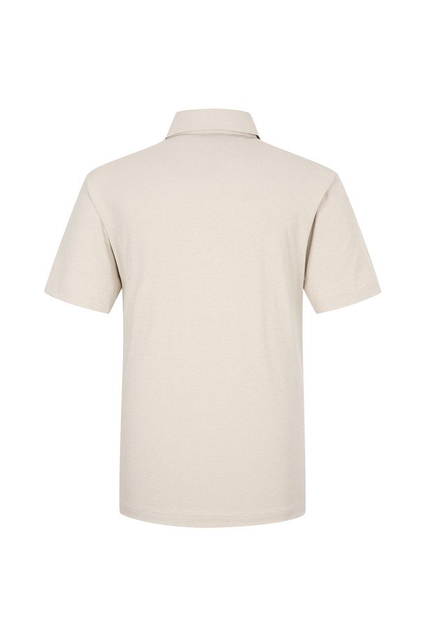 베이직한 스타일의 Y카라 티셔츠입니다. 부드러운 촉감과 신축성 있는 원단으로 편안한 착용감을 선사하며, 레귤러 핏과 반소매 기장으로 제작되었습니다. 봄, 여름에 데이트룩, 카페룩 등 다양한 일상 스타일링에 활용하기 좋으며, 미니멀, 캐주얼, 클래식 무드를 연출할 수 있습니다.
