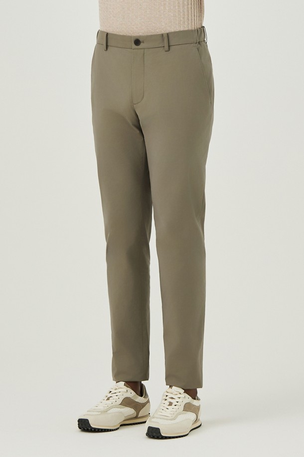 면혼방 소재와 스트레치 기능으로 편안한 착용감을 제공하는 남성용 치노 팬츠입니다. 베이직하고 캐주얼한 디자인에 카키 컬러, 레귤러 핏으로 제작되어 데이트룩, 카페룩 등 다양한 상황에 활용하기 좋습니다. 얇고 부드러운 면 혼방 소재에 주름 방지 기능과 밑단 미완성 디테일이 특징이며, 미니멀, 클래식 스타일을 선호하는 분들께 추천합니다.
