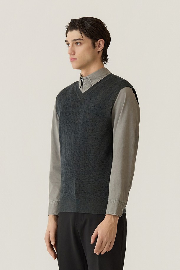 변형 아가일 조직 니트 베스트 D/그린 (AM0FTSV35123)는 클래식하고 베이직한 스타일의 남성용 베스트입니다. 가을과 겨울에 어울리는 두꺼운 두께감과 울 혼방 소재로 제작되어 따뜻함을 선사합니다. 레귤러핏의 브이넥 디자인에 아가일 패턴이 포인트로 들어가 세련된 느낌을 줍니다. 민소매 스타일로, 시즌 자켓이나 코트 안에 이너로 활용하기 좋습니다. 겨울 데일리룩, 오피스룩, 모임룩 등 다양한 TPO에 미니멀하고 캐주얼하게 스타일링할 수 있습니다.
