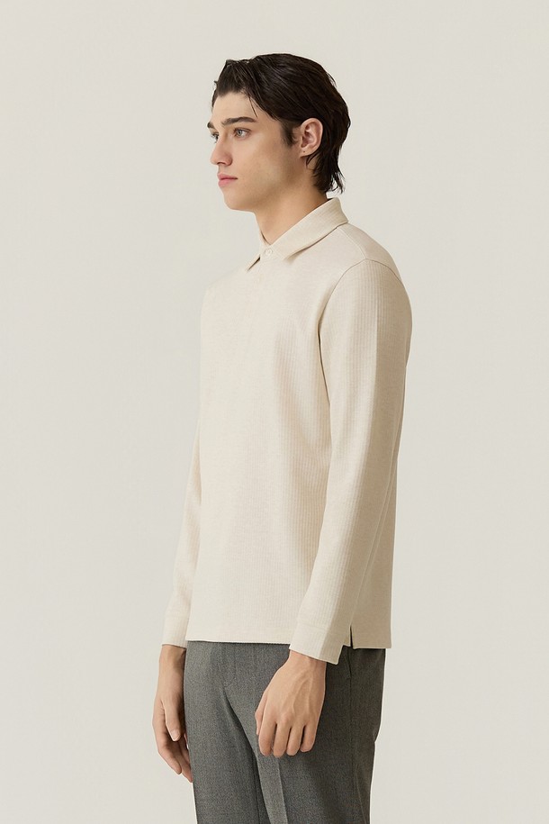 "전판 자카드 제에리 티셔츠 L/베이지 (AM0FTTY30251)"는 가을, 겨울 시즌에 어울리는 남성용 티셔츠입니다. 베이지 컬러에 헤링본 패턴으로 클래식하고 세련된 무드를 연출하며, 레귤러 핏으로 편안하게 착용 가능합니다. 울 혼방 소재로 제작되어 부드러운 촉감과 고급스러운 질감을 자랑하며, 기모 가공으로 따뜻함까지 더했습니다. 라운드넥과 긴소매 디자인으로 겨울 데일리룩, 모임룩, 비즈니스 캐주얼 등 다양한 TPO에 활용하기 좋습니다. 미니멀하고, 클래식한 스타일을 선호하는 분들께 추천합니다.
