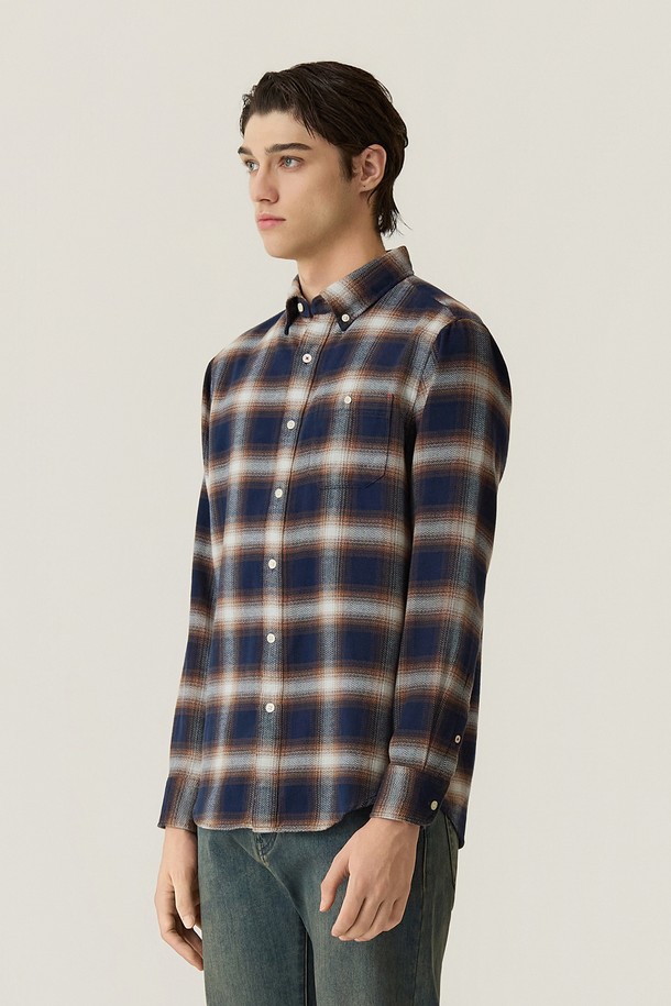 다크블루 컬러의 헤링본 조직 체크 셔츠입니다. 가을, 겨울 시즌에 적합하며, 캐주얼 스타일을 연출하기 좋습니다. 은은하게 짜여진 박체크 패턴과 부드러운 기모 소재로 포근한 착용감을 선사합니다. 레귤러핏과 차이나칼라 디자인으로 세련된 분위기를 더하며, 데일리룩, 데이트룩, 카페룩 등 다양한 TPO에 활용하기 좋습니다. 긴 소매 기장의 셔츠로, 캐주얼, 클래식, 미니멀 스타일을 즐겨 입는 남성분들께 추천합니다.
