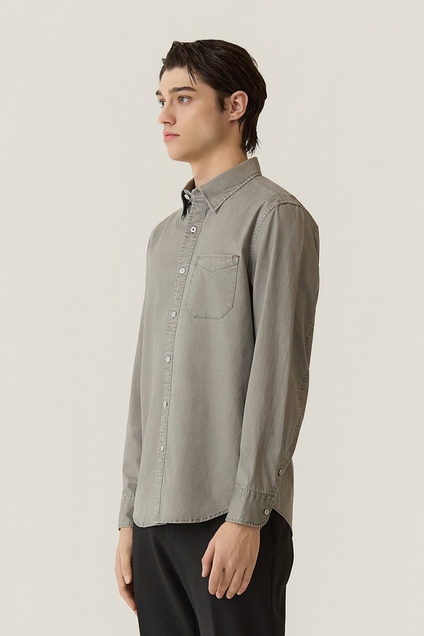 카치온 워싱 스트레치 셔츠 그레이 (AM0FTWB35134)는 남성용 셔츠로, 캐주얼한 일상 스타일에 적합합니다. 부드러운 촉감과 편안한 착용감을 제공하며, 봄, 가을에 착용하기 좋습니다. 레귤러 핏에 차이나칼라 디자인이 적용되었으며, 긴 소매와 워싱 디테일이 특징입니다. 스트레치 소재를 사용하여 활동성을 높였으며, 데이트룩, 카페룩과 같은 TPO에 잘 어울립니다. 캐주얼, 미니멀, 클래식 스타일을 선호하는 분들께 추천합니다.
