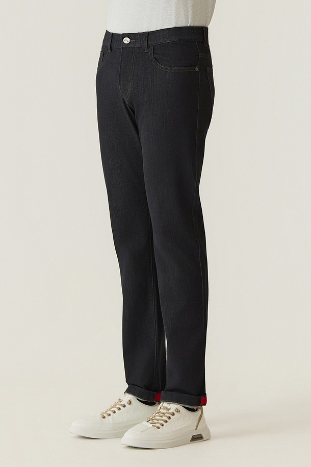 인디고 생지 데님 네이비 (AM0FBPD35249)는 남성용 데님 팬츠입니다. 사계절 착용 가능한 레귤러핏의 긴 기장 바지로, 캐주얼, 미니멀, 클래식 스타일 연출에 용이합니다. 인디고 및 네이비 컬러의 무지 디자인으로, 신축성이 있어 편안한 컴포트핏을 제공합니다. 생지 데님 소재로 제작되어, 내구성이 뛰어나고 다양한 스타일링에 활용하기 좋습니다. 일상생활에서 편안하게 착용할 수 있는 데님 팬츠입니다.
