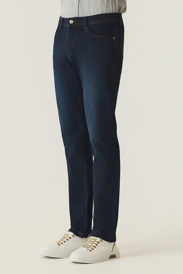 블루 데님 D/블루 (AM0FBPD35145)는 남성용 데님 팬츠입니다. 사계절 활용 가능한 레귤러핏 긴 바지로, 베이직한 스타일을 연출합니다. 무지 디자인에 워싱 가공을 더해 자연스러운 멋을 살렸으며, 데이트룩이나 카페룩에 잘 어울립니다. 캐주얼, 미니멀, 클래식 스타일을 즐겨 입는 분들께 추천합니다.
