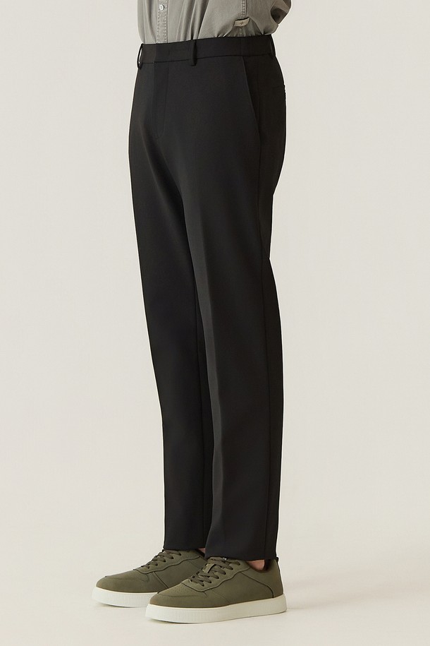 코튼 블렌드 스트레치 슬랙스 블랙 (AM0FBPS30139)는 남성용 슬랙스로, 베이직하고 클래식한 스타일을 추구하는 분들을 위한 사계절용 긴 바지입니다. 블랙 컬러의 무지 디자인으로, 출근룩, 비즈니스 캐주얼, 오피스룩 등 다양한 TPO에 적합합니다. 나일론, 면, 스판덱스 블렌드 소재로 제작되어 뻣뻣하지 않은 적절한 촉감과 뛰어난 스트레치 기능을 제공하여 편안한 착용감을 선사합니다. 레귤러핏으로 제작되었으며, 미니멀하고 시크한 스타일을 연출하기 좋습니다. 밴딩 디테일 없이 깔끔한 디자인으로, 폭넓은 상의와 매치하여 다양한 스타일을 완성할 수 있습니다.
