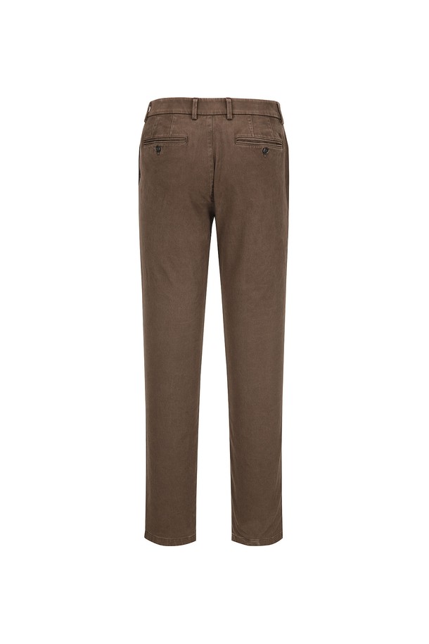 코튼 스트레치 소재의 카치온워싱 치노 팬츠입니다. 부드러운 촉감과 슬림핏으로 편안하면서도 세련된 핏을 연출합니다. 브라운 컬러의 무지 디자인으로, 베이직하고 캐주얼한 스타일을 즐기기에 좋습니다. 봄, 가을 계절에 데이트룩, 카페룩 등 다양한 TPO에 활용하기 좋으며, 캐주얼, 클래식, 미니멀 스타일을 선호하는 분들께 추천합니다. 긴 기장의 치노 팬츠로 어떤 상의와도 잘 어울립니다.
