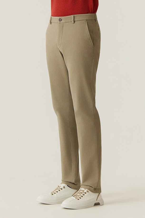 코튼 스트레치 카치온워싱 치노 팬츠 베이지 (AM0FBPC35153)는 부드러운 촉감과 슬림핏으로 편안함과 스타일을 동시에 잡은 남성용 치노 팬츠입니다. 면과 스판덱스 혼방의 스트레치 소재에 카치온워싱 및 바이오워싱 가공을 더하여 뛰어난 착용감과 내구성을 자랑합니다. 봄, 여름, 가을 시즌에 활용하기 좋으며, 베이직하고 캐주얼한 스타일로 데이트룩, 카페룩 등 다양한 TPO에 매치하기 좋습니다. 무지 디자인에 긴 기장으로 미니멀하고 클래식한 분위기를 연출하며, 어떤 상의와도 손쉽게 코디할 수 있습니다.
