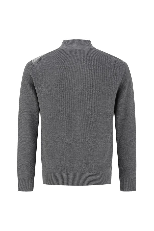 **앞판 사선조직 풀짚업 니트 M/그레이 (AM0FTSC35136)**는 남성용 상의로, 가을과 겨울에 착용하기 좋은 두꺼운 두께감의 하이넥 풀짚업 니트입니다. 부드러운 울 소재로 제작되어 편안한 촉감을 선사하며, 레귤러 핏과 긴 소매 기장으로 제작되었습니다. 베이직하고 미니멀한 스타일을 추구하며, 사선 패턴과 윙 패턴 조합으로 포인트를 더했습니다. 겨울 데일리룩 또는 출근룩에 클래식, 미니멀, 캐주얼 스타일로 활용하기 좋습니다.
