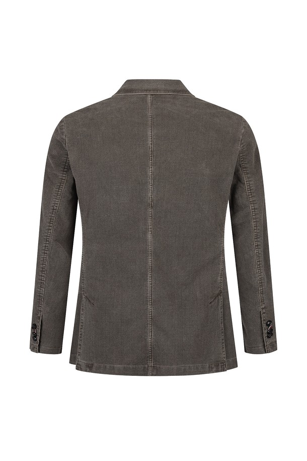 마이크로 조직으로 제작된 내추럴 가먼트다잉 자켓입니다. 부드러운 촉감과 가먼트다잉 가공으로 자연스러운 색감과 빈티지한 멋을 더했습니다. 봄, 가을 시즌에 어울리는 얇은 두께감으로 편안하게 착용 가능하며, 캐주얼 및 미니멀 스타일 연출에 적합합니다. 레귤러핏과 싱글 버튼 여밈, 긴 소매 기장으로 디자인되었으며, 활동성을 높이는 스트레치 기능이 더해졌습니다. 남성 고객을 위한 브라운 컬러의 베이직 자켓입니다.
